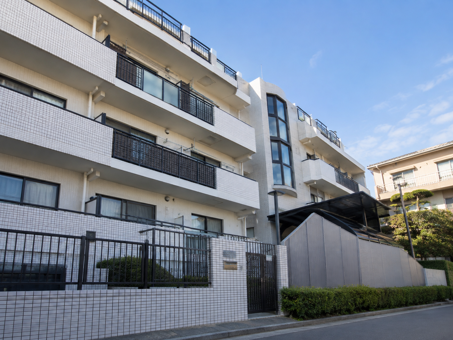 横浜市マンション大規模修繕工事｜外壁塗装・防水工事で建物の耐久性向上