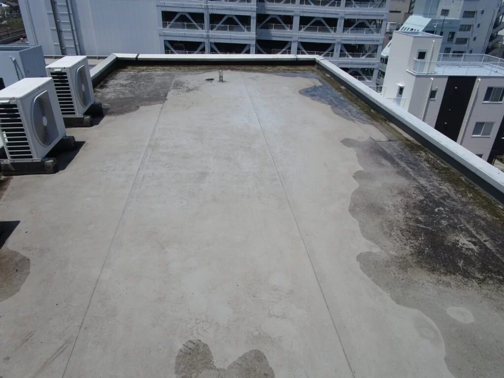 平塚市の防水工事|雨漏りの原因と屋上防水の施工事例を写真で解説