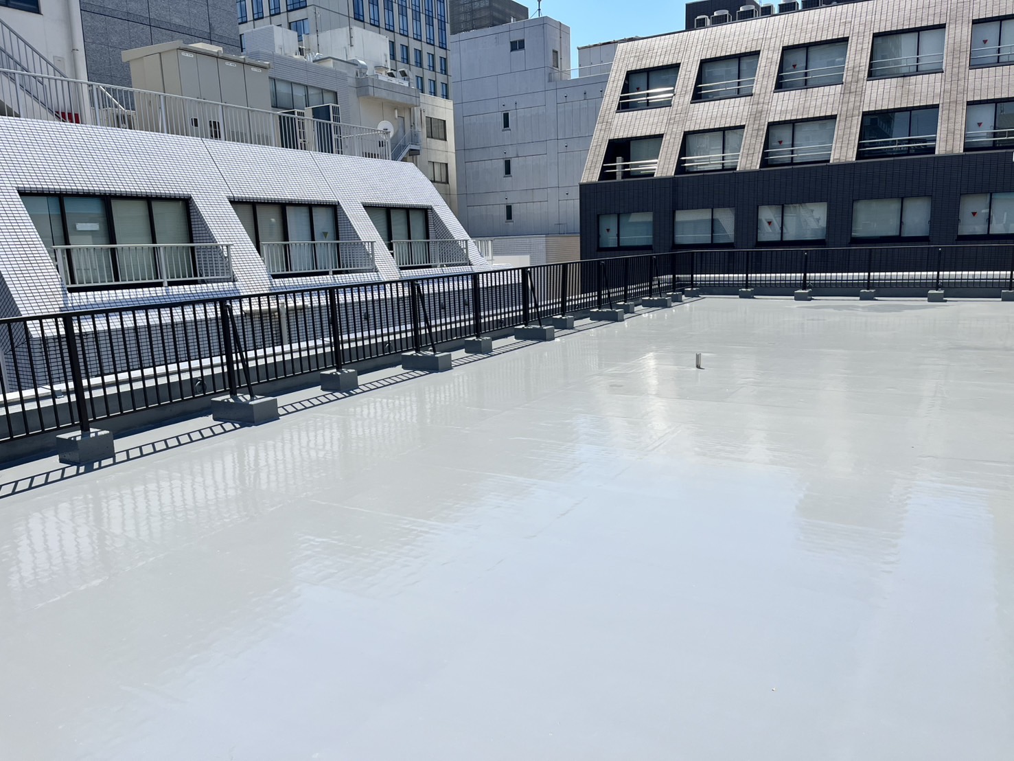 横浜市のビル屋上防水工事｜雨漏れを通気緩衝工法で解決した施工事例