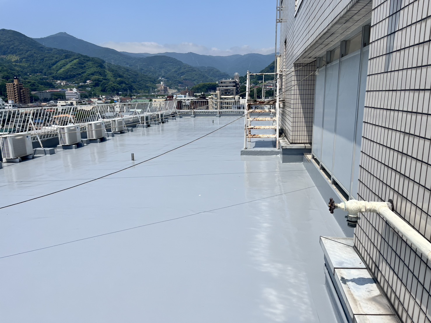 湯河原町の病院施設で屋上防水工事｜雨漏りの原因を調査しウレタン通気緩衝工法で改修