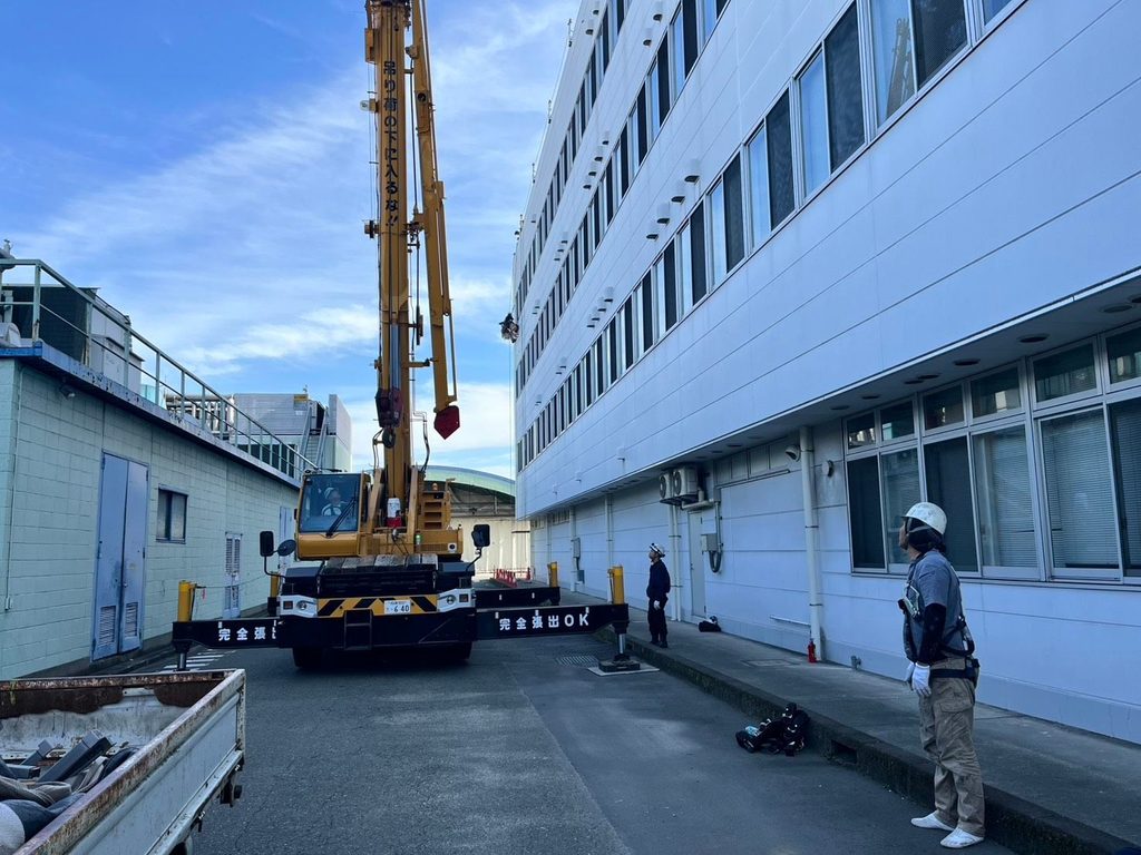 伊勢原市の企業様本社ビル屋上防水工事｜防水材の搬入・揚重を行いました